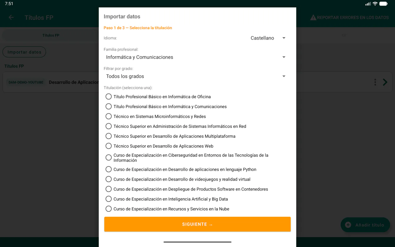 Asistente de importación de módulos, RA y CE: selección de familia profesional y titulación de FP Básica, Grado Medio, Grado Superior o cursos de especialización.
